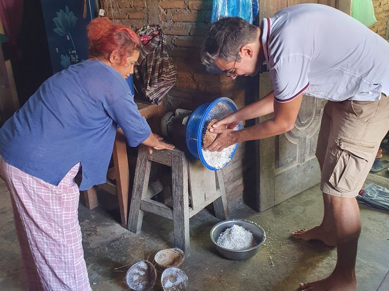 Ponceuse à noix de coco, attention les doigts !