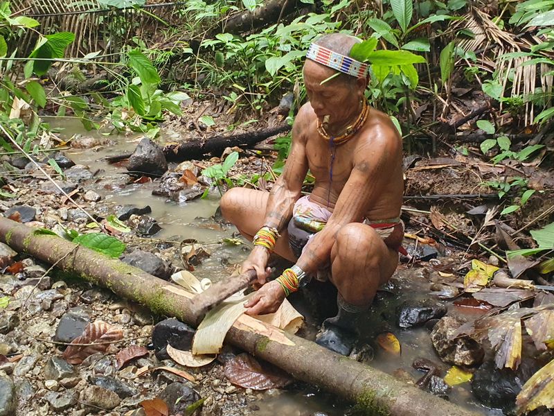 Le chaman du village confectionne le pagne traditionnel