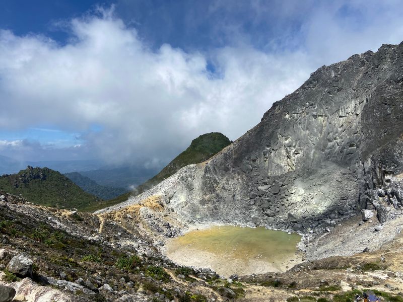 Le cratère du volcan Sibayak