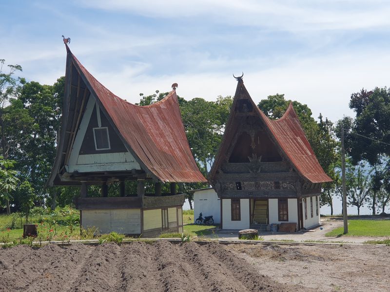 Les toits pointus des maisons Batak traditionnelles