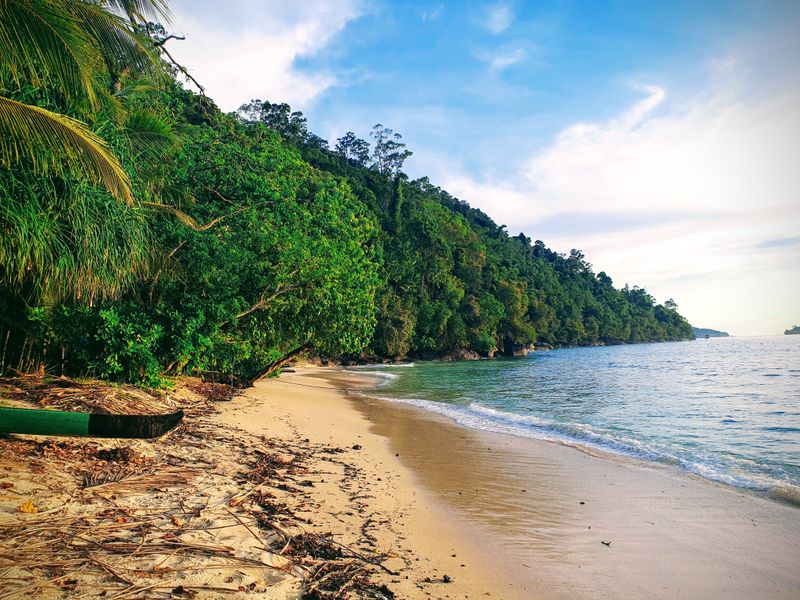 Plage perdue dans la baie de Bungus