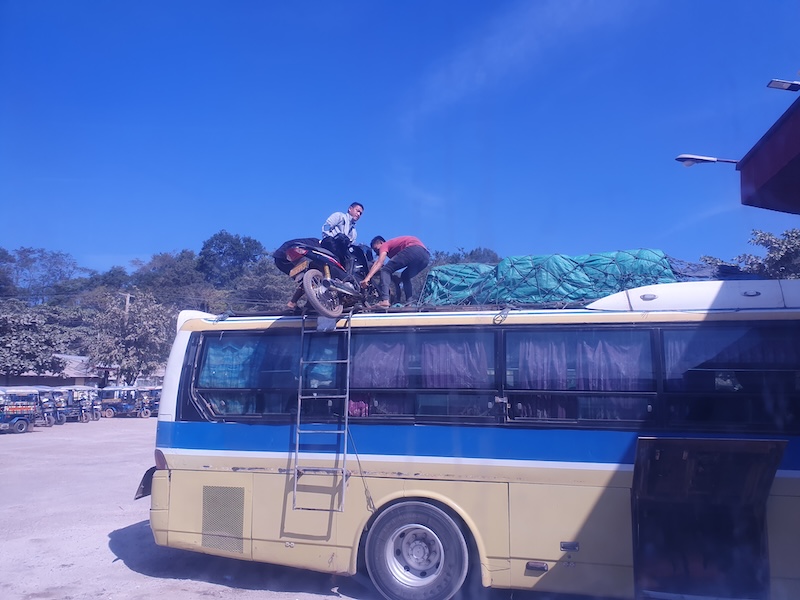 Hop, une moto sur le toit du bus !
