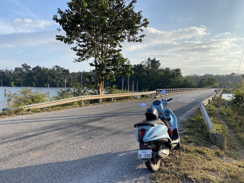 Notre fidèle monture, au bord du lac de la Nam Theun