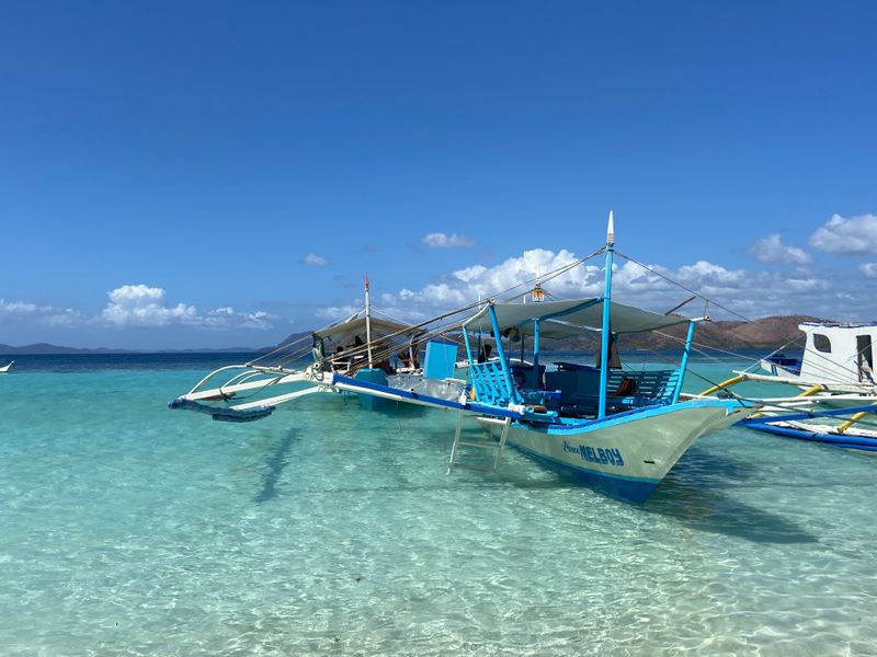Bateaux sur une plage isolée de Coron