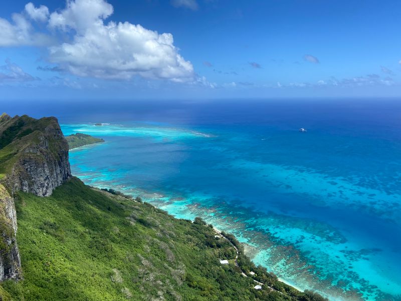 Vue du lagon de Raivavae depuis la crête du mont Hiro