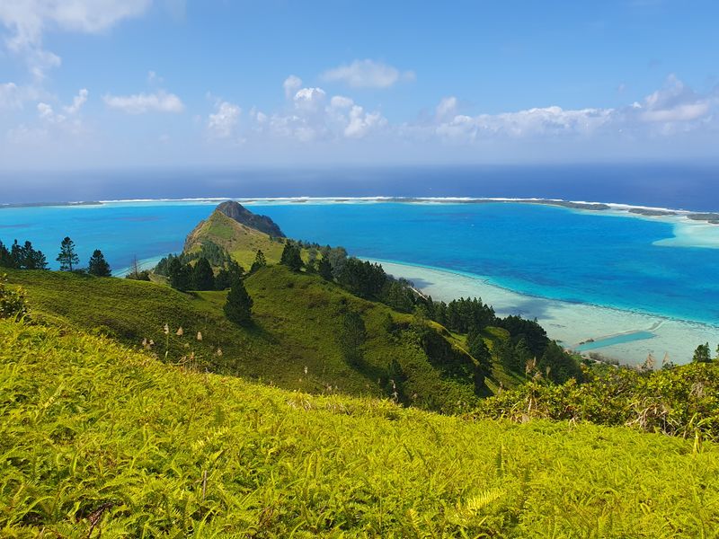 Vue des motus de Raivavae depuis la montagne