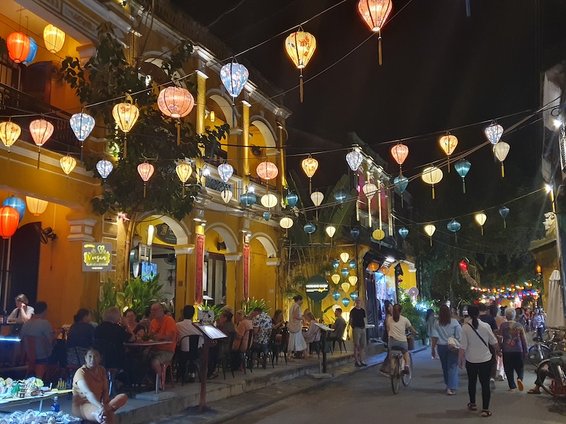 Lanternes dans la nuit des rues de Hoi An